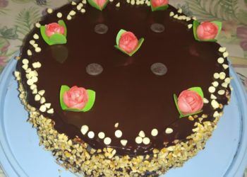 Torta con pralinato di nocciole e mousse di cioccolato