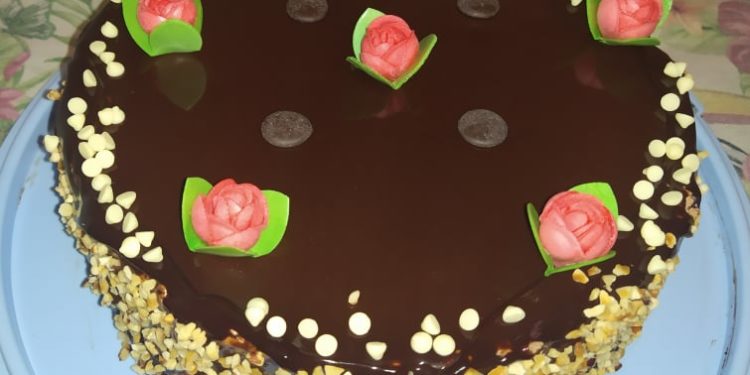 Torta con pralinato di nocciole e mousse di cioccolato