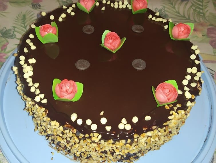 Torta con pralinato di nocciole e mousse di cioccolato