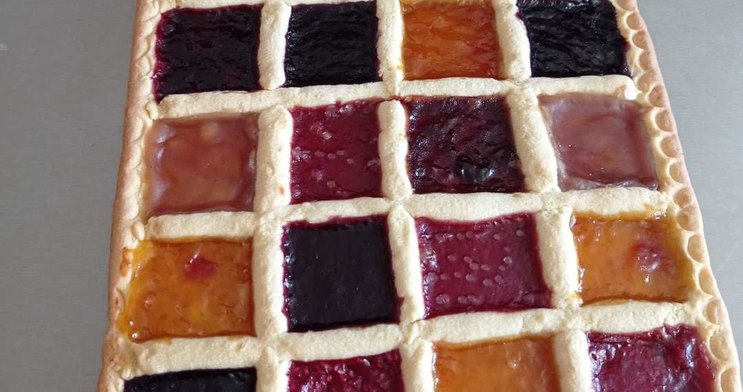 Crostata colorata alla marmellata