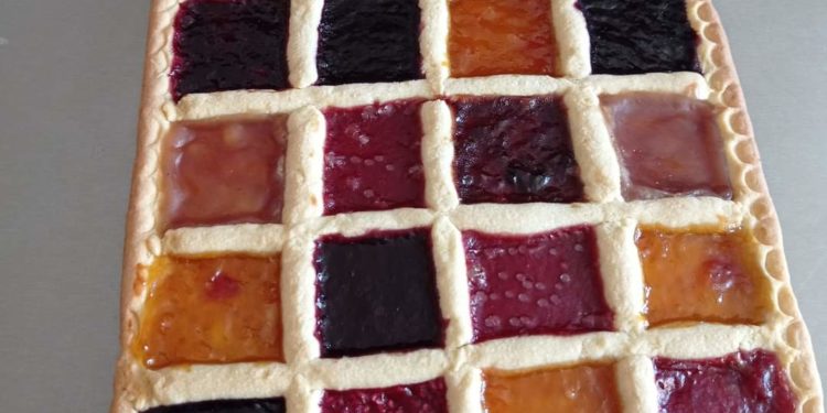 Crostata colorata alla marmellata