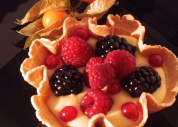 Cestino con gelato e frutti rossi