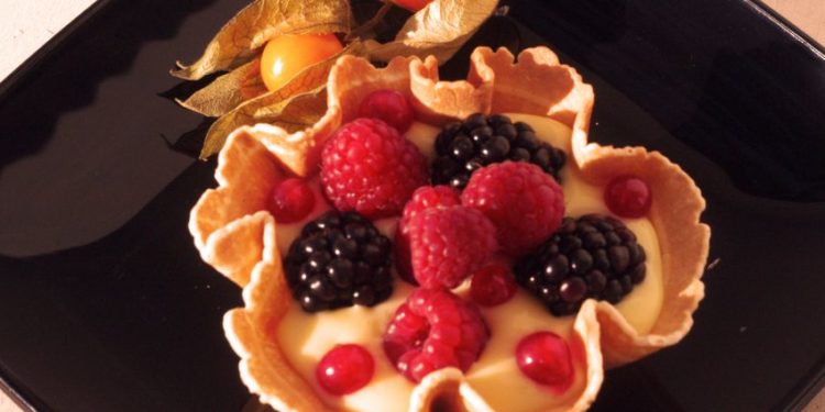 Cestino con gelato e frutti rossi