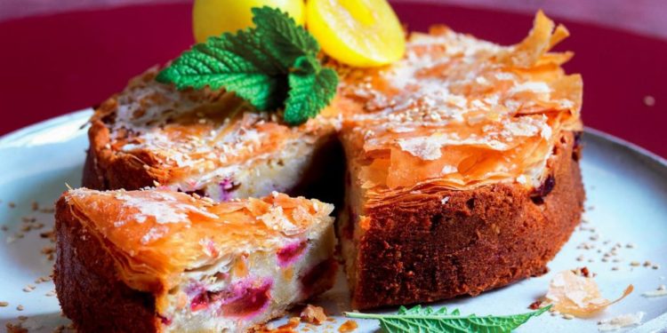 Torta di pasta fillo con crema mediorientale