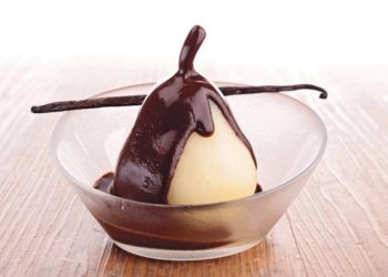 Pere con cioccolato e panna