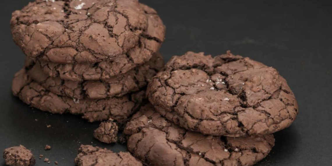 Biscotti con doppio cioccolato e con gocce di cioccolato, ingredienti e preparazione