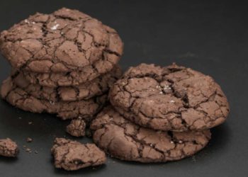 Biscotti con doppio cioccolato e con gocce di cioccolato, ingredienti e preparazione