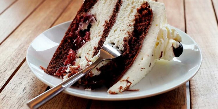 Il taglio della torta: come il fotografo matrimoniale in Puglia cattura la magia delle luci e delle emozioni