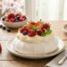 Sogno di Primavera: Pavlova ai Frutti di Bosco e Menta Fresca
